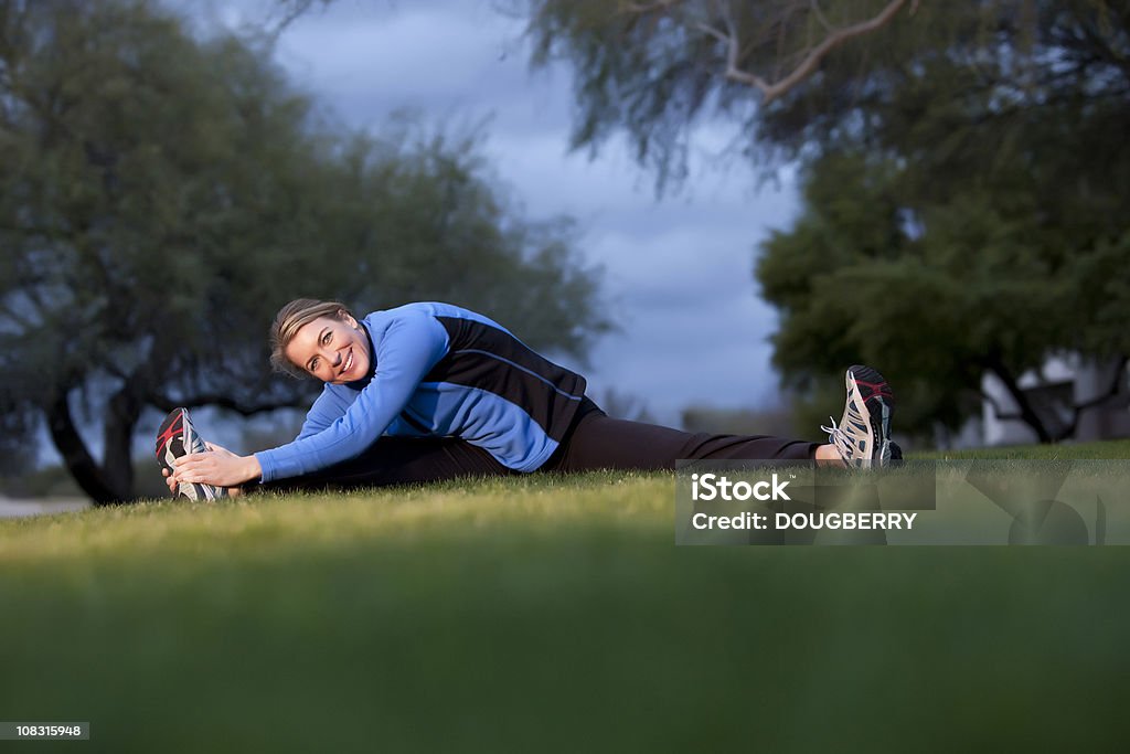 Estiramiento (Stretching) - Foto de stock de 40-44 años libre de derechos