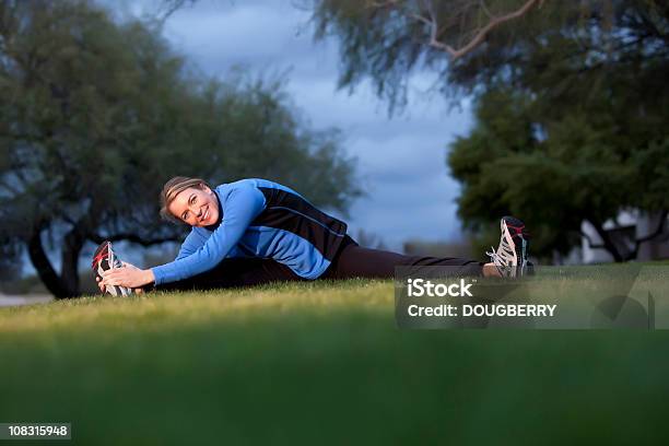 Estiramiento Foto de stock y más banco de imágenes de 40-44 años - 40-44 años, Actitud, Actuación - Representación