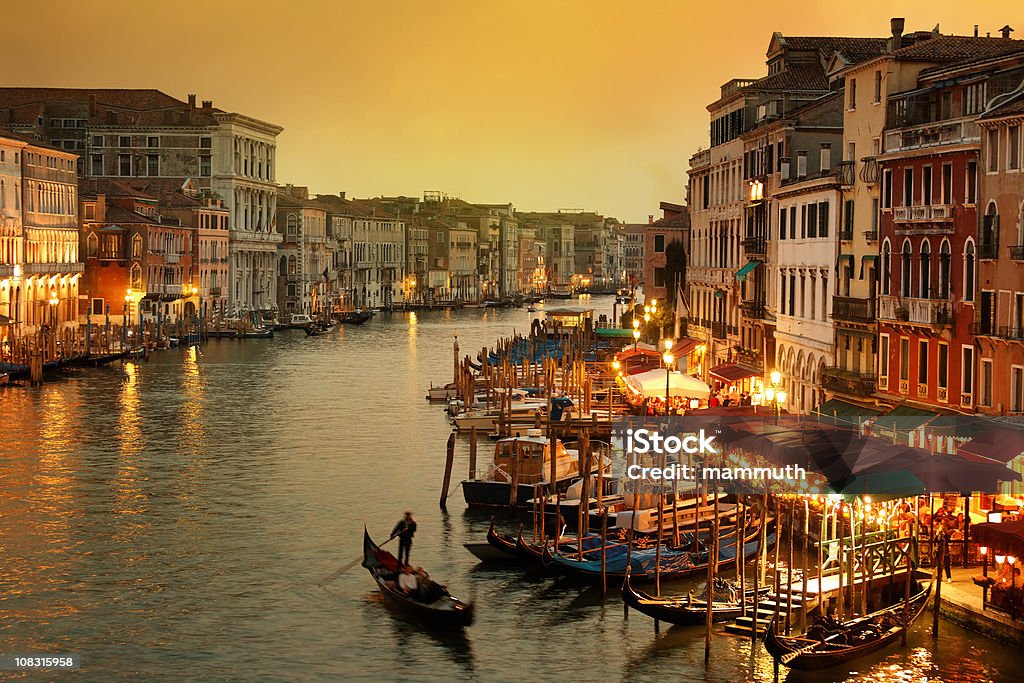 Gran Canal de Venecia en crepúsculo con Góndola - Foto de stock de Venecia - Italia libre de derechos