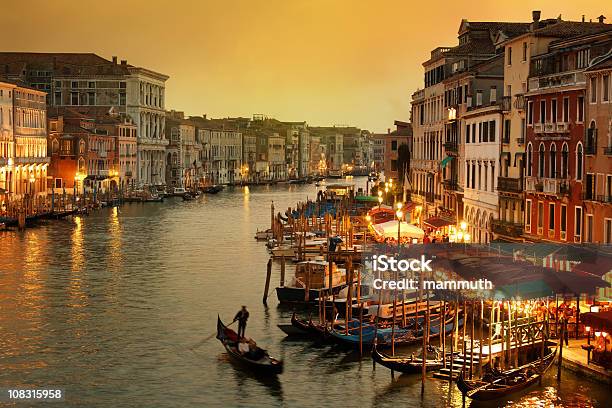 Photo libre de droit de Grand Canal De Venise Avec Gondoles Au Crépuscule banque d'images et plus d'images libres de droit de Venise - Venise, Canal - Eau vive, Nuit