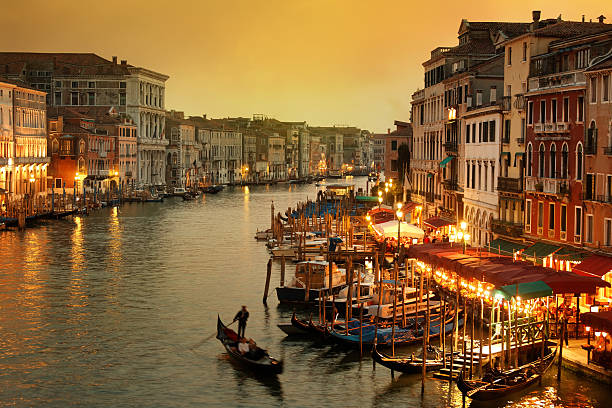 大運河、ヴェニスのゴンドラ夕暮れ時 - venice italy grand canal italy sunset ストックフォトと画像