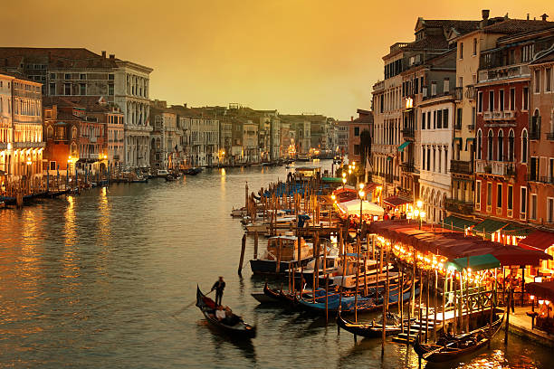 grande canal de veneza em crepúsculo com gôndola - venice italy canal famous place grand canal imagens e fotografias de stock