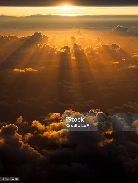 Puesta De Sol Desde El Cielo Foto de stock y más banco de imágenes de Aire libre - Aire libre, Ambiente atmosférico, Belleza de la naturaleza