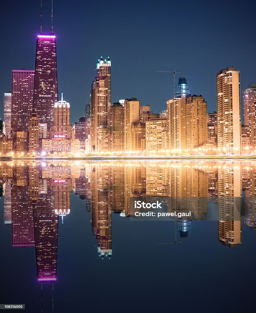 Skyline von Chicago sich auf Lake Michigan bei Nacht - Lizenzfrei Chicago - Illinois Stock-Foto