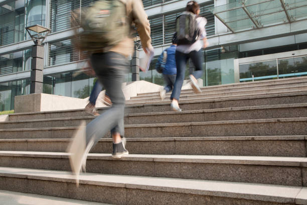 studenti cinesi che corrono nel campus - edificio di istruzione foto e immagini stock