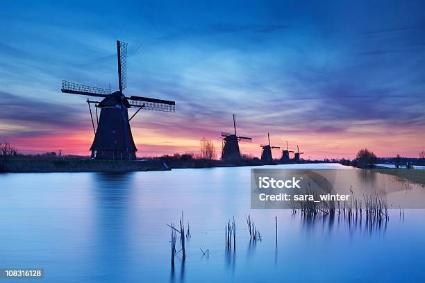 Windmühlen Bei Sonnenaufgang Kinderdijk Die Niederlande Stockfoto und mehr Bilder von Alt