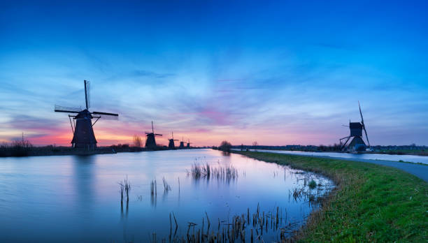 des moulins à vent au lever du soleil, kinderdijk, les pays-bas - polder windmill space landscape photos et images de collection