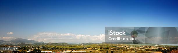 Vista Panorámica De Las Montañas Foto de stock y más banco de imágenes de Aire libre - Aire libre, Belleza de la naturaleza, Campo - Tierra cultivada