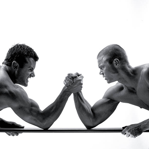 luta de braço musculoso homens - human muscle body building exercising black and white - fotografias e filmes do acervo