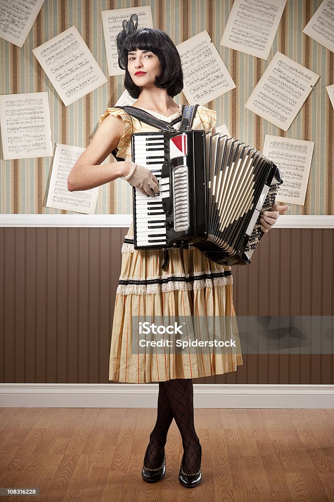 Junge Frau mit Akkordeon - Lizenzfrei Akkordeon - Instrument Stock-Foto