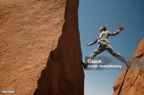 Photo libre de droit de A Souligné Homme Daffaires En Équilibre À Lextérieur Du Rocks banque d'images et plus d'images libres de droit de Être pris en étau