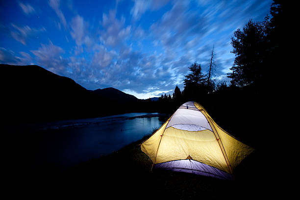 캠핑 만들진 텐트 by 강 at dusk - camping hiking night us glacier national park 뉴스 사진 이미지