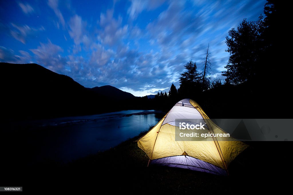 Kuchenka w Namiot przez rzekę w Zmierzch - Zbiór zdjęć royalty-free (Park Narodowy Glacier - USA)