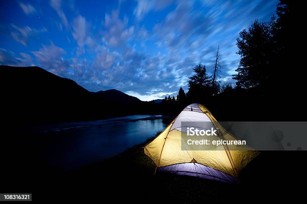 Kuchenka W Namiot Przez Rzekę W Zmierzch - zdjęcia stockowe i więcej obrazów Park Narodowy Glacier - USA - Park Narodowy Glacier - USA, Stan Montana, Namiot