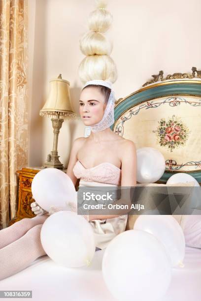 Mujer Con Globos Foto de stock y más banco de imágenes de Modelo de modas - Modelo de modas, Surrealista, 20 a 29 años