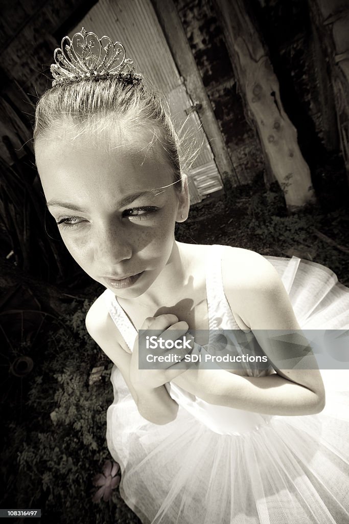 젊은 Princess 쥠 자신의 손을 상장형 - 로열티 프리 발레 댄서 스톡 사진