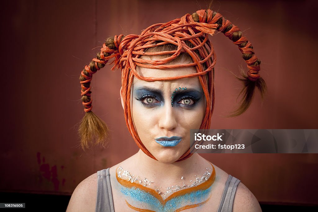 Azul-eyed anfitrión en traje azul con puckered labios - Foto de stock de Hada libre de derechos