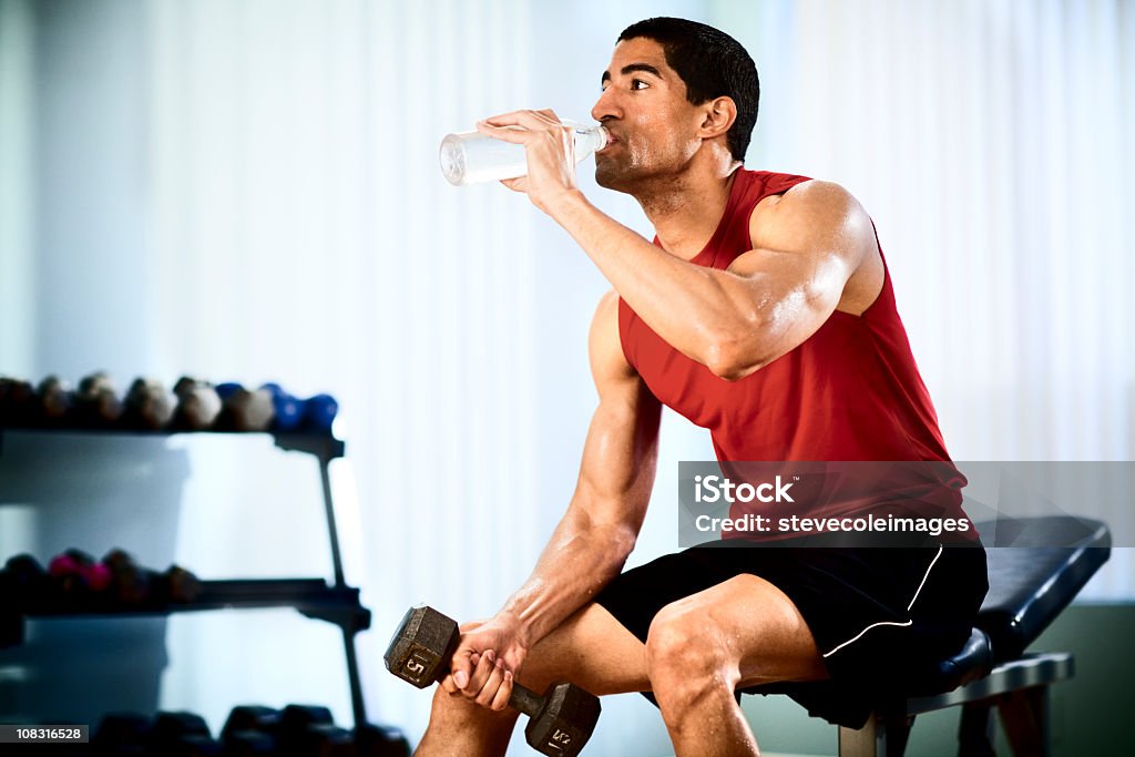 Человек Коктейль с бутылка воды после тренировок - Стоковые фото 25-29 лет роялти-фри
