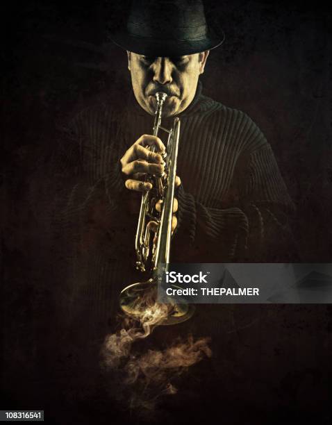 Intensa Jazz Homem - Fotografias de stock e mais imagens de Jazz - Estilo Musical - Jazz - Estilo Musical, Trompete, Adulto