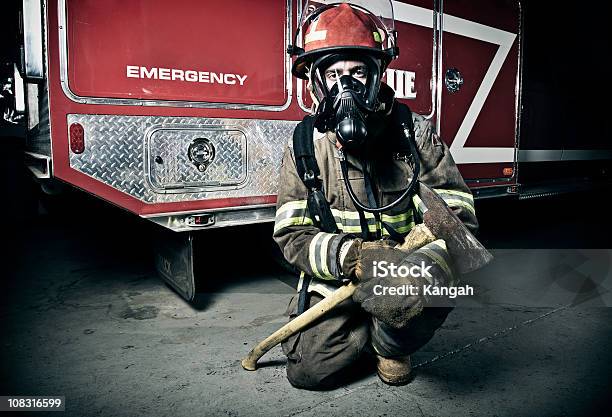 Foto de Fogo Lutador e mais fotos de stock de Quartel de bombeiros - Quartel de bombeiros, Bombeiro, Retrato
