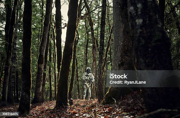 Modernen Soldaten In Dunklen Wald Mit Einer Ausgerichteten Stockfoto und mehr Bilder von Biologische Waffe