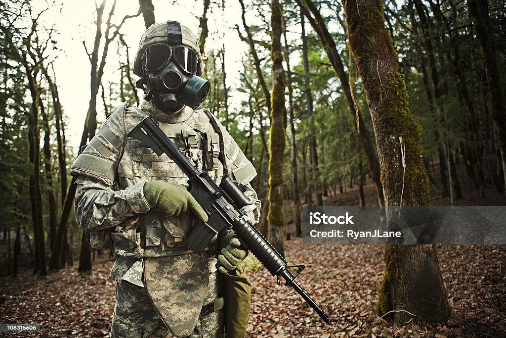 Modernen Soldaten in dunklen Wald mit einer ausgerichteten - Lizenzfrei Gasmaske Stock-Foto