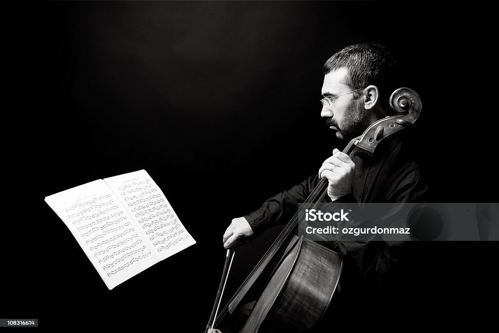 Homem tocando violoncelo - Foto de stock de Violoncelista royalty-free