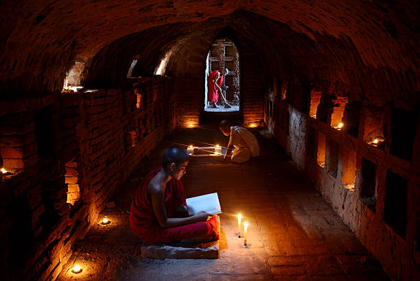 principiante monges budistas - tibetan temple imagens e fotografias de stock