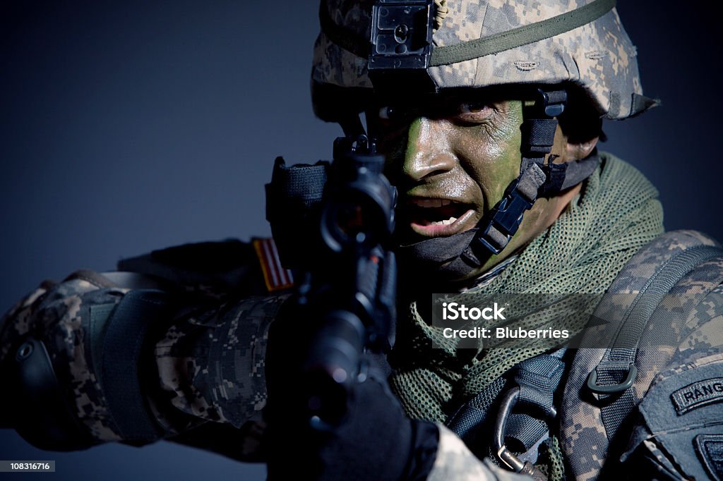 Camouflaged Soldier - Foto de stock de Agresión libre de derechos