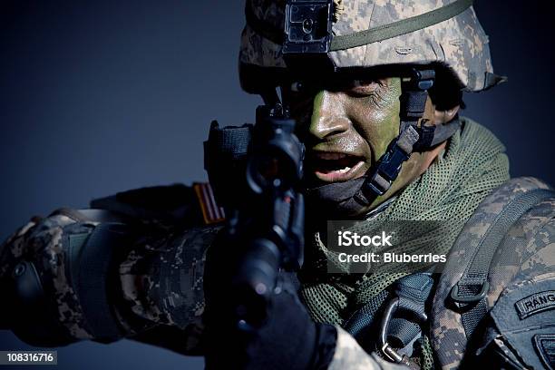 Camouflaged Soldier Foto de stock y más banco de imágenes de Agresión - Agresión, Ametralladora, Arma