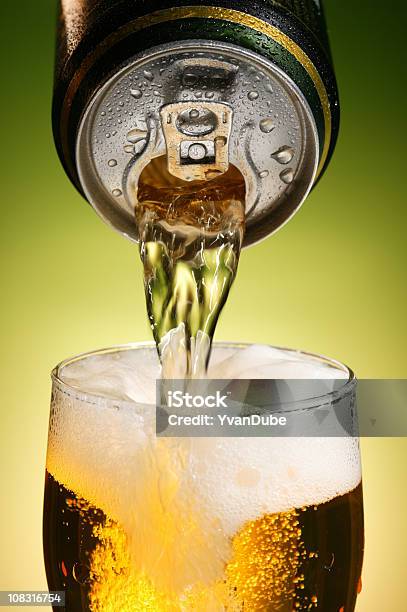 Verter Cerveja Com Lata De Bebida - Fotografias de stock e mais imagens de Cerveja - Cerveja, Lata - Recipiente, Aberto