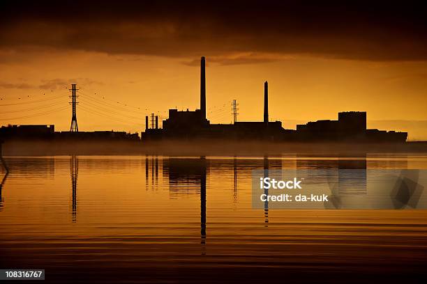 Planta De Energía En La Puesta De Sol Foto de stock y más banco de imágenes de Refinería de gas - Refinería de gas, Agua, Aire libre