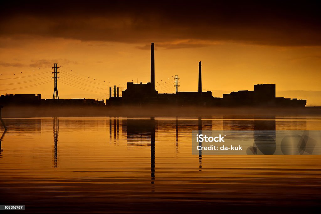 Электростанция на закате - Стоковые фото Газоперерабытывающий завод роялти-фри