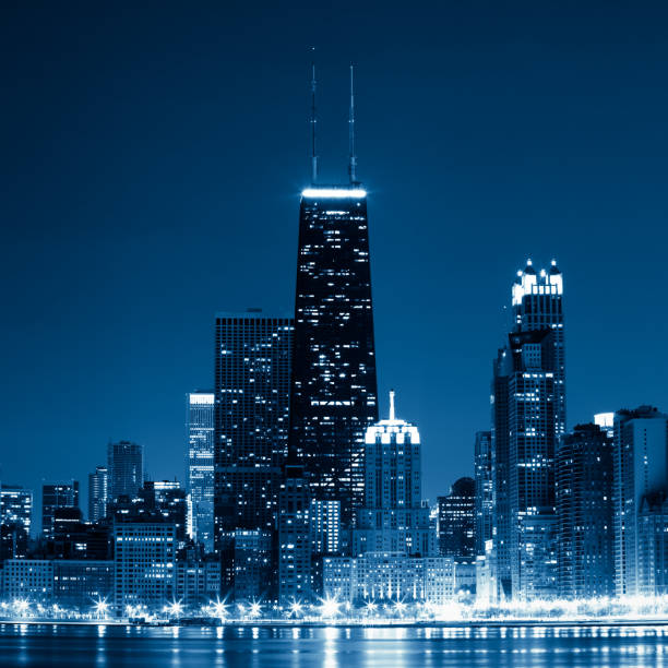 los edificios de la ciudad por la noche - edificio hancock chicago fotografías e imágenes de stock