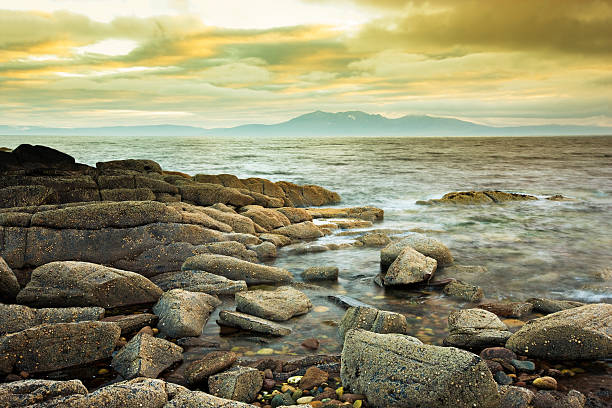 tramonto in scozia - scenics coastline uk moss foto e immagini stock
