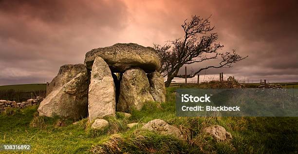 Photo libre de droit de Ancienne Standing Stones En Rouspétant Ciel banque d'images et plus d'images libres de droit de Style celte - Style celte, Paysage, Angleterre