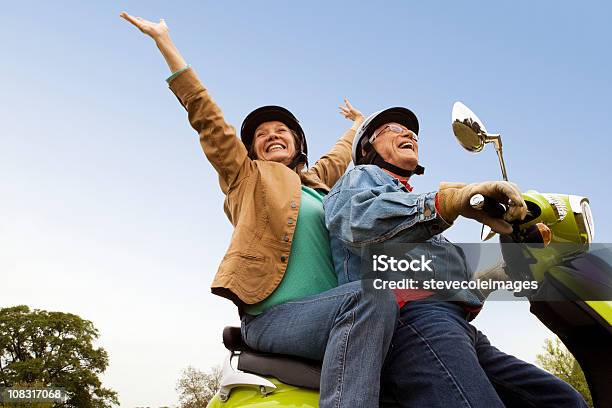 Scooter De Equitação Senior Casal - Fotografias de stock e mais imagens de Motorizada - Motorizada, Terceira idade, Lambreta