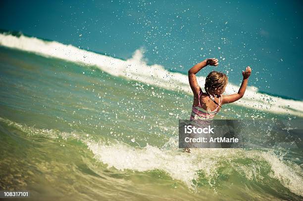 Niña Feliz Divirtiéndose En El Mar Foto de stock y más banco de imágenes de 6-7 años - 6-7 años, Actividades recreativas, Agua