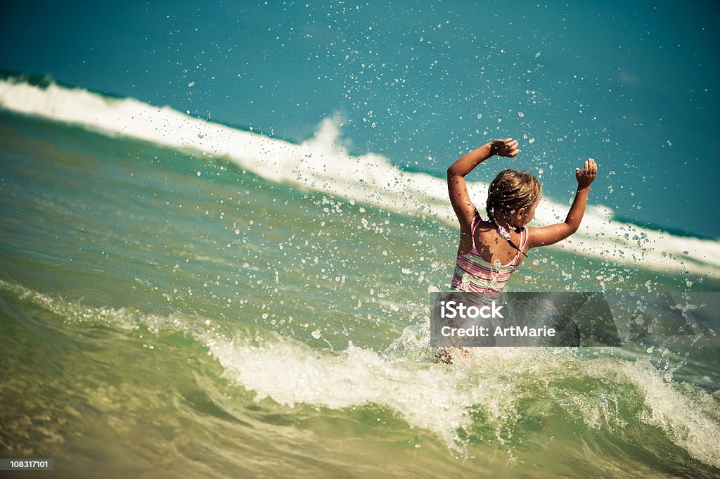 Menina feliz se divertindo no mar - Foto de stock de 6-7 Anos royalty-free