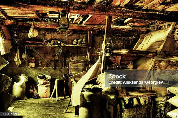 Derelict Alten Schmutzigen Und Zerstört Wassermühle Stockfoto und mehr Bilder von Mehl