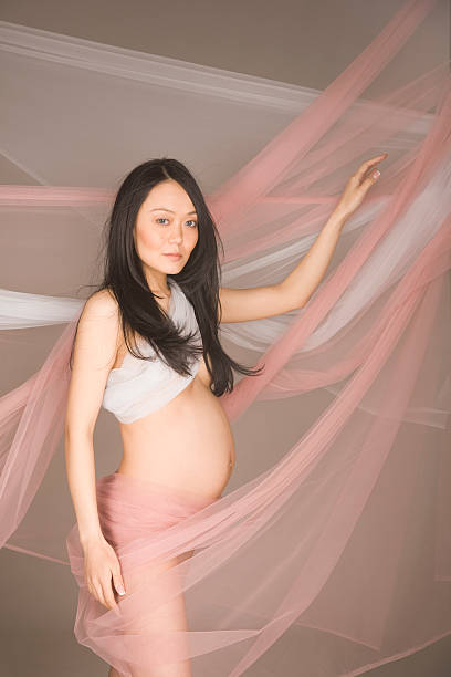 Ritratto di un nudo di Donna asiatica incinta - foto stock