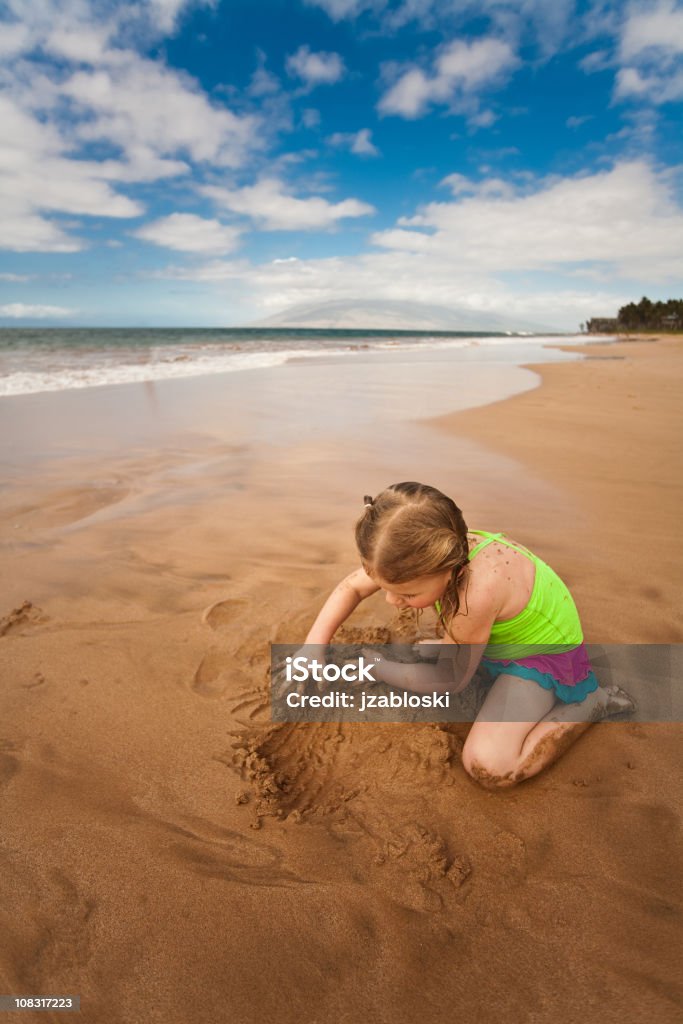 Niña jugando en la arena - Foto de stock de Maui libre de derechos