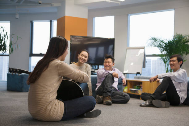 istock Chinese business people relaxing in office 1083192740