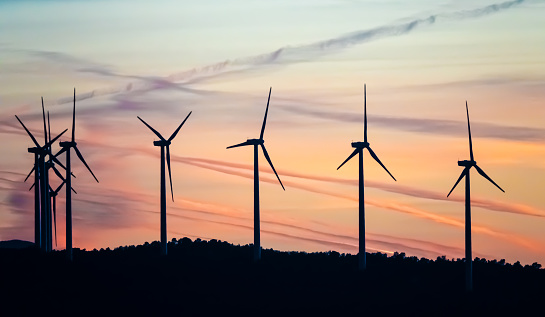 Increíble número de molinos de viento de las energías renovables a lo largo de la ruta cisterciense en la comarca de Urgell, Lérida provincia, sur de Cataluña, España photo