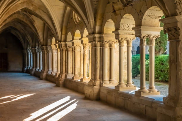 монастырь санта-мария-де-вальбона (vallbona de les monges), единственный женский монастырь цистерцианского маршрута в каталонии, сохраняющий монашес - cloister стоковые фото и изображения