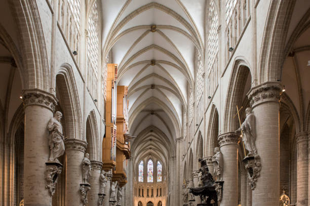 intérieur de la cathédrale de bruxelles en belgique - brussels basilica photos et images de collection