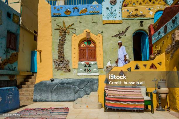 Seorang Pria Nubia Berjalan Di Luar Rumah Tradisional Nubia Foto Stok - Unduh Gambar Sekarang