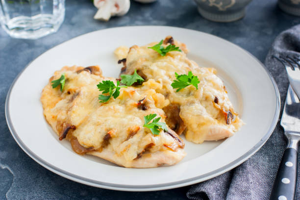 pechuga de pollo filete con queso y setas, enfoque selectivo - baked mushrooms fotografías e imágenes de stock