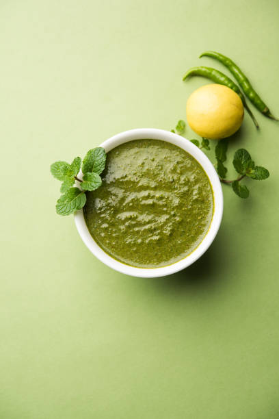 zdrowe green mint chutney wykonane z kolendry, pudina i przyprawy. izolowane nastrojowe tło. selektywne skupienie - blender salad lemon vegetable zdjęcia i obrazy z banku zdjęć