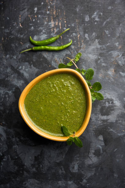 zdrowe green mint chutney wykonane z kolendry, pudina i przyprawy. izolowane nastrojowe tło. selektywne skupienie - blender salad lemon vegetable zdjęcia i obrazy z banku zdjęć